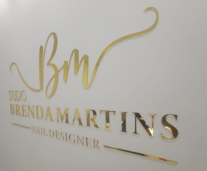 Placa em Acrílico em BH: Design Personalizado e Alta Qualidade. Um elemento essencial no design e comunicação visual.